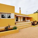 Bonita Casa Con Piscina Privada Y Amplio Jardin