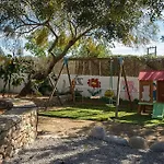 Casa Con Piscina, Jardin Y Juegos Exteriores