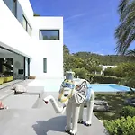 Holiday Home With Manicured Gardens