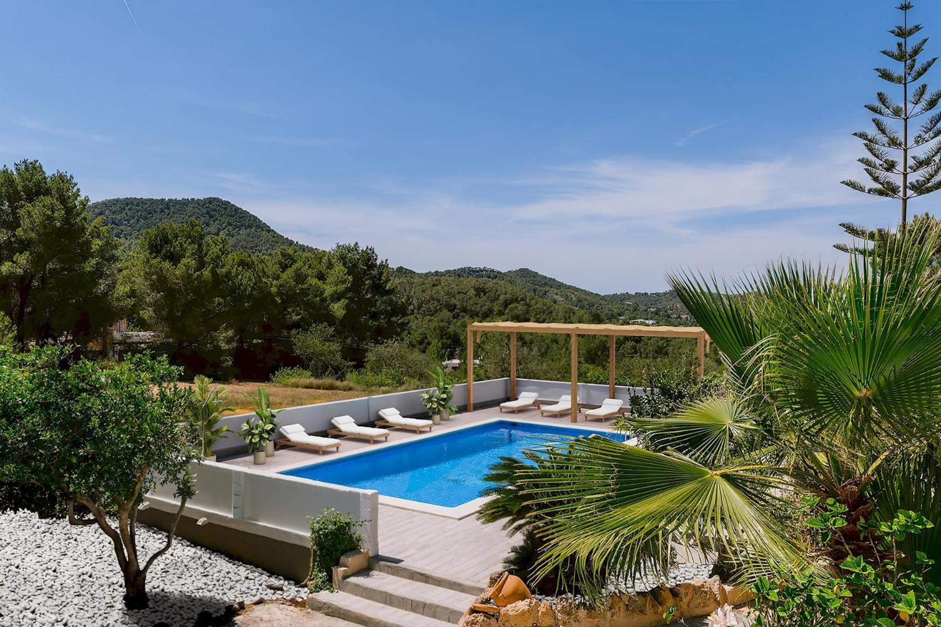 Alexa Charming Is Just A 10 Min Drive To Either Playa Den Bossa Or San Antonio *
