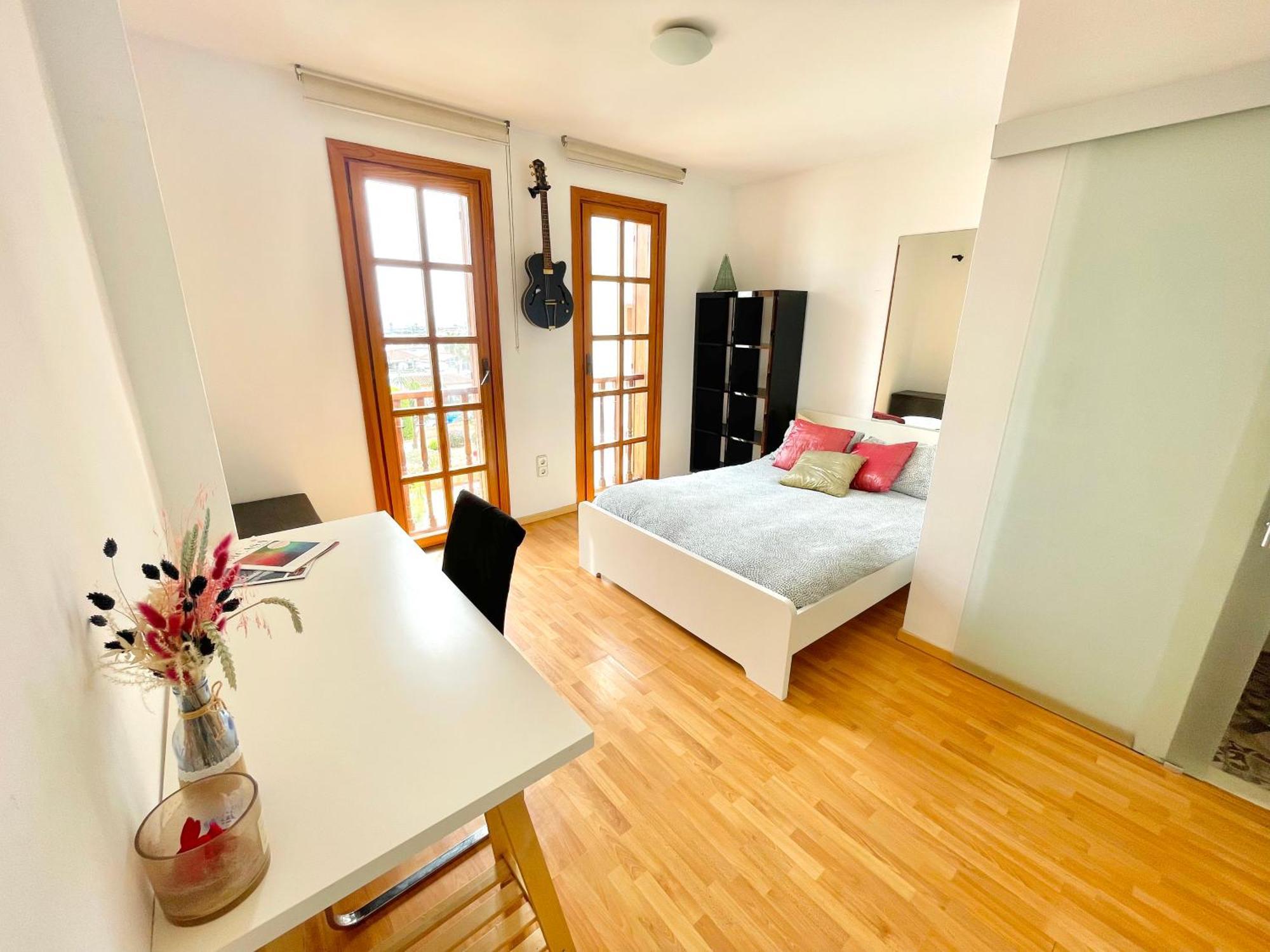 Ensuite Double With Sea View In A Shared In The Centre Of Santa Eularia - Close To The Beach Quarto em Acomodações Particulares Santa Eulária des Riu
