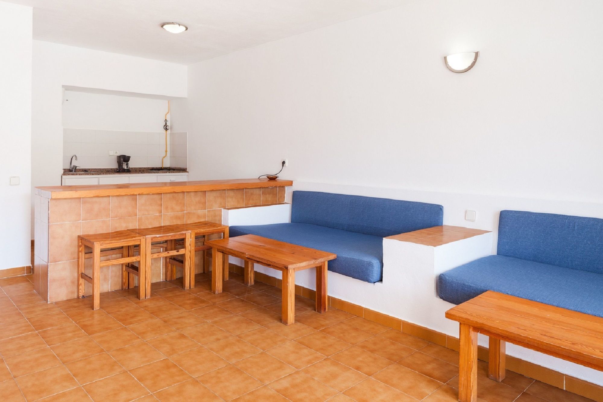 Aptos. Puerto Aparthotel Cala Vadella (Ibiza)